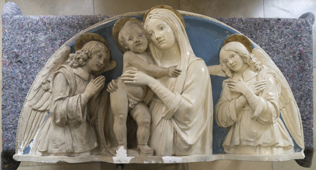 Gipsrelief nach Andrea della Robbia während der Reinigung - Aufnahme von Jean-Luc Ikelle-Matiba