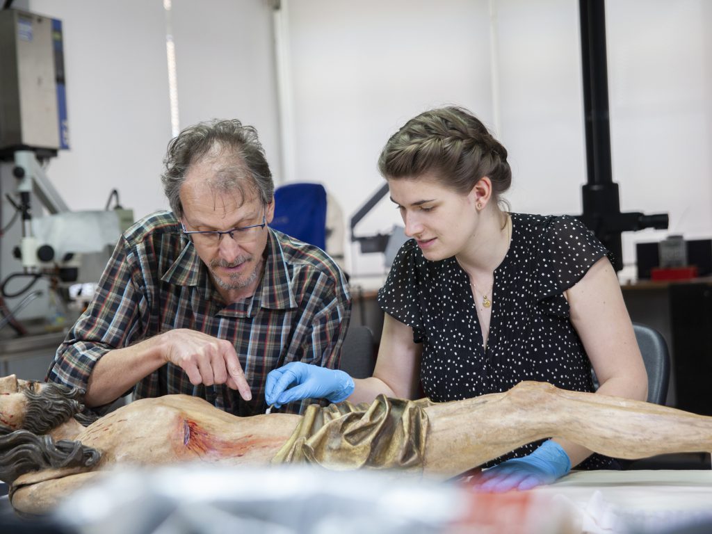 Restaurierung an einem hölzernen Kruzifix in den Ateliers des Landesamtes für Denkmalpflege. Foto: Landesamt für Denkmalpflege im Regierungspräsidium Stuttgart
