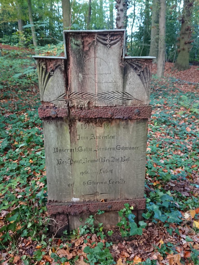Hölzerner Gedenkstein (2)