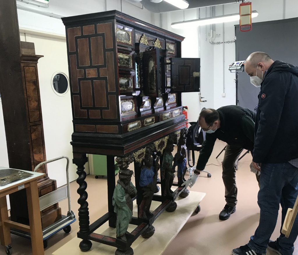2021-09_Gespraeche zur Konzeptfindung an Kabinettschrank Loewenburg_Foto_Harmssen_MHK