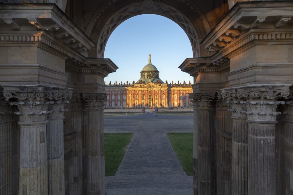 Foto-Inventarnr: F0106543; Fotograf: Stiebitz, André; Topographische Informationen:  &gt; Potsdam &gt; Park Sanssouci &gt; Neues Palais - Umgebung &gt; Communs &gt; Kolonnade am Neuen Palais &gt; Außenansicht; Aufnahmedatum: 2019