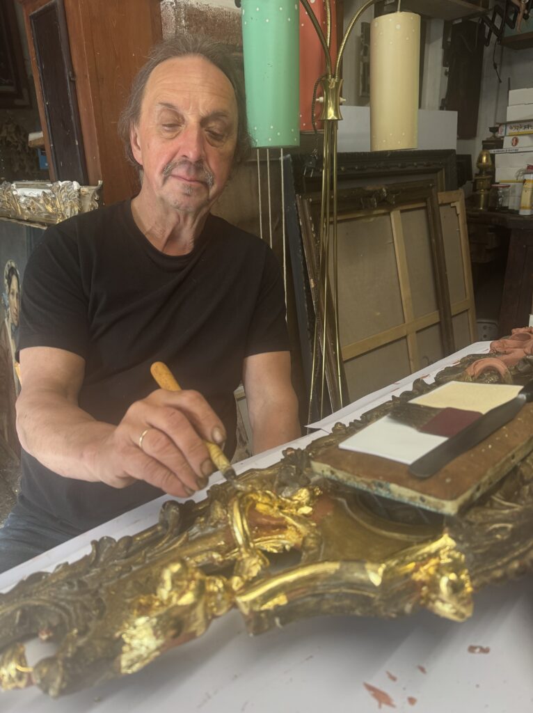 Restaurator Thomas Heinicke bei der Arbeit_Foto_Sybille_Heinicke
